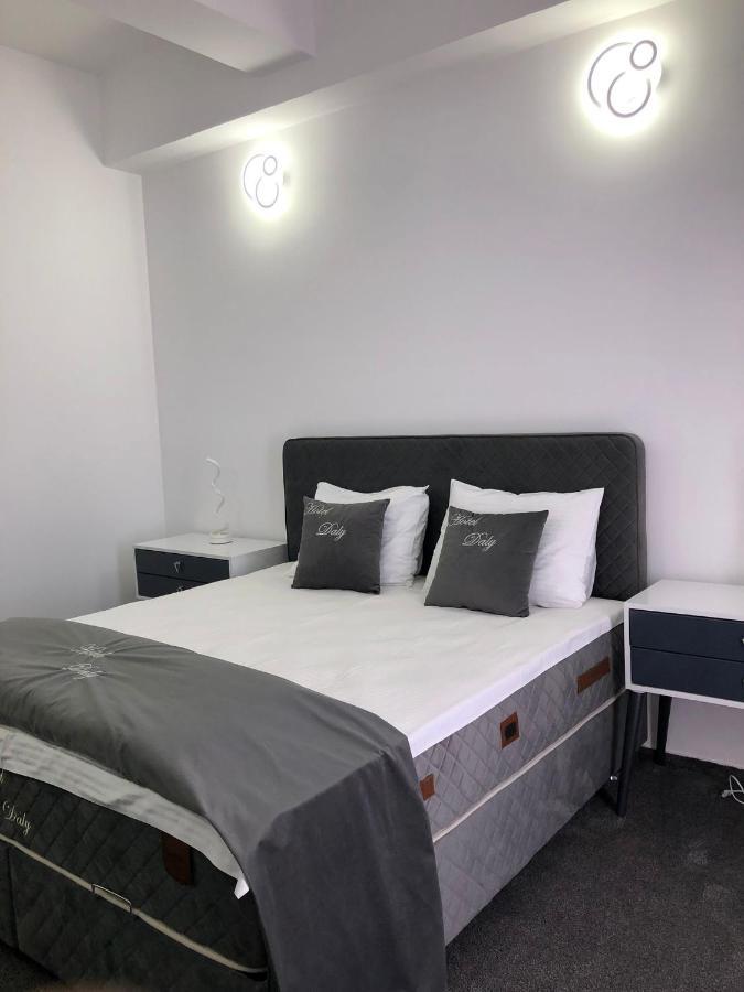 Hotel Daly โปลเยชต์ ภายนอก รูปภาพ