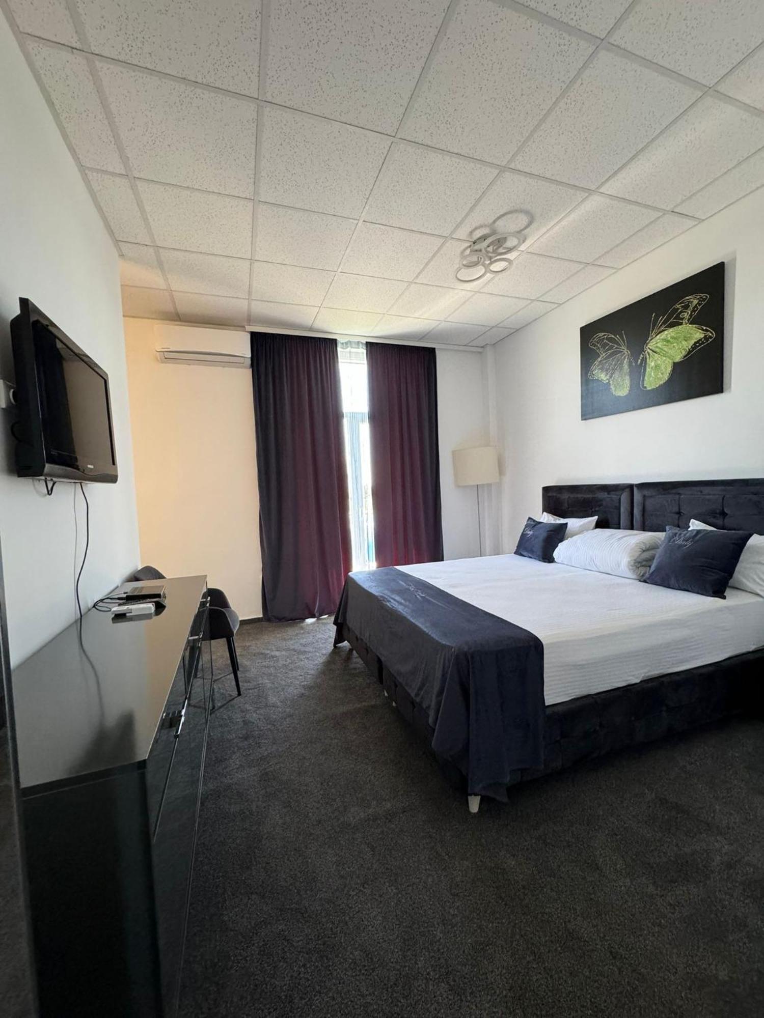 Hotel Daly โปลเยชต์ ภายนอก รูปภาพ